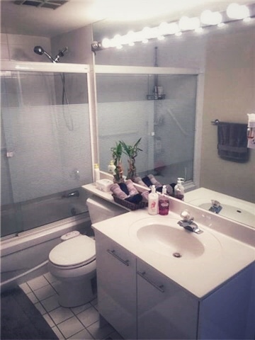 bathroom 2- 24 hanover.jpg