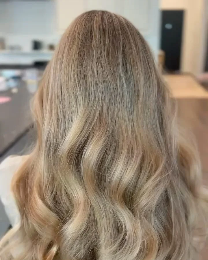 We prefer our waves a little undone. 👰🏼&zwj;♀️👰🏽&zwj;♀️👩🏻&zwj;🦰 

#bridalhairstyling #bridalhairstyles #downstyle #glamoroushair #austinhairstylist