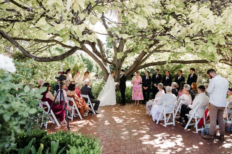 Adelaide Wedding venue Partridge House with Adelaide Marriage Celebrant Penelope. A lush garden setting by the beach in Glenelg