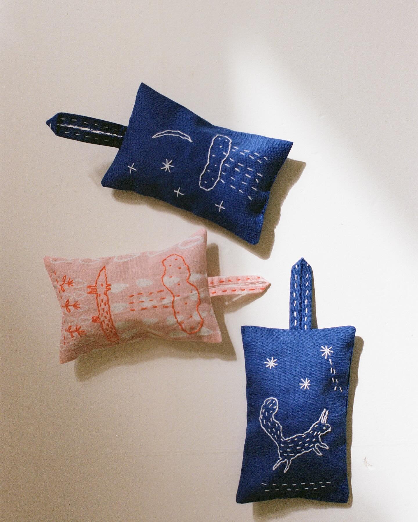 &hellip;to cute!! &hellip;hand-embroidered 
ON-OF-A-KIND lavender bags from the Danish brand 
@foxcutcollective 

these amazingly beautiful lavender bags are made by sweet @dorteringtved07 🧡 each bag are unique decorated both on frond and back.

jus