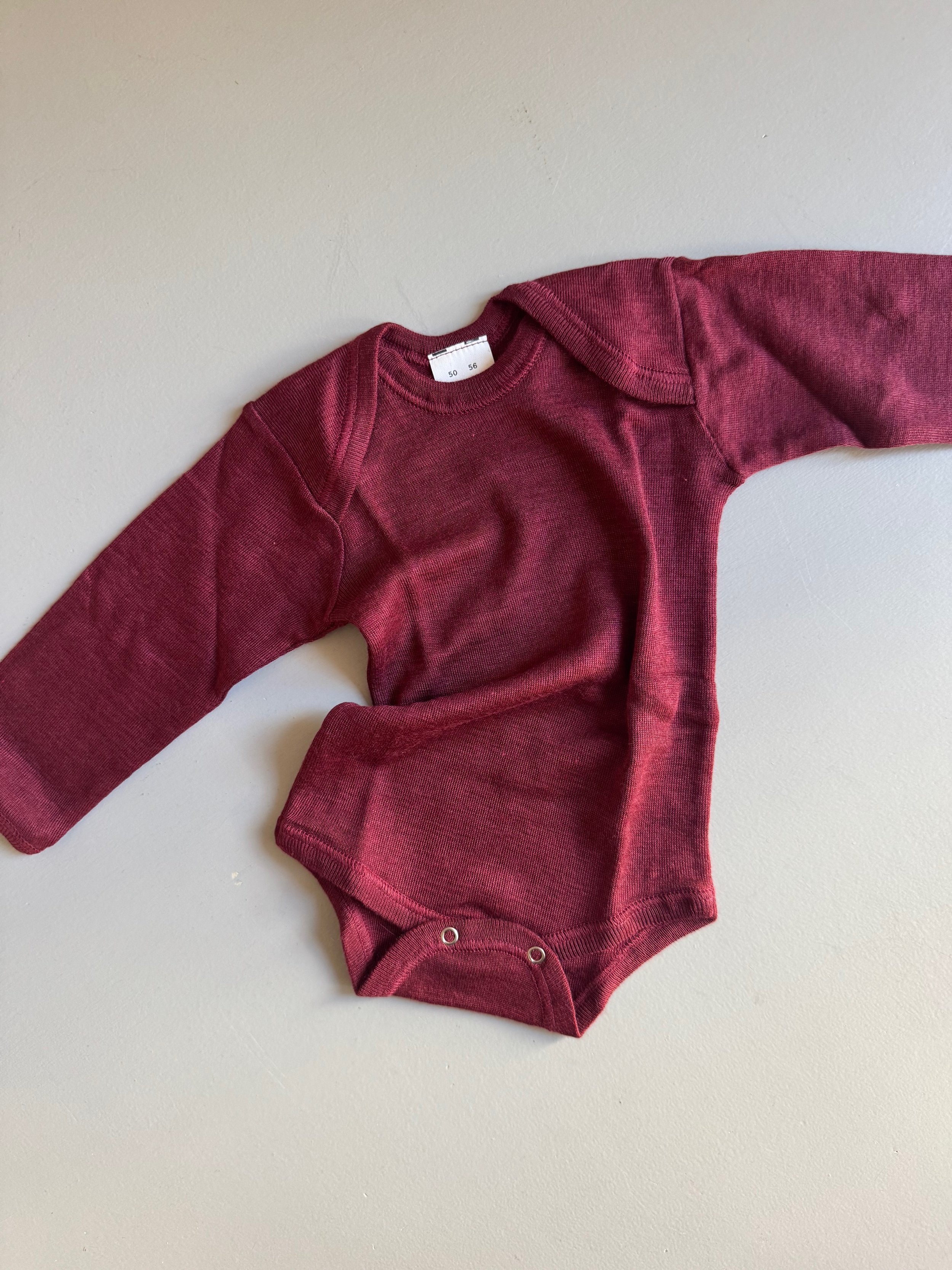 hocosa, organic wool and silk baby body, bordeaux