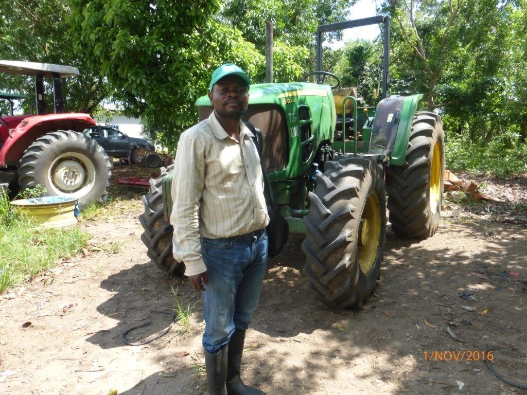 Serge Makelela entretient très bien le gros John Deere de 110 CV pour les labours, car il doit encore tenir 4 ans avant que nous n’ayions les moyens de le remplacer avec notre épargne.