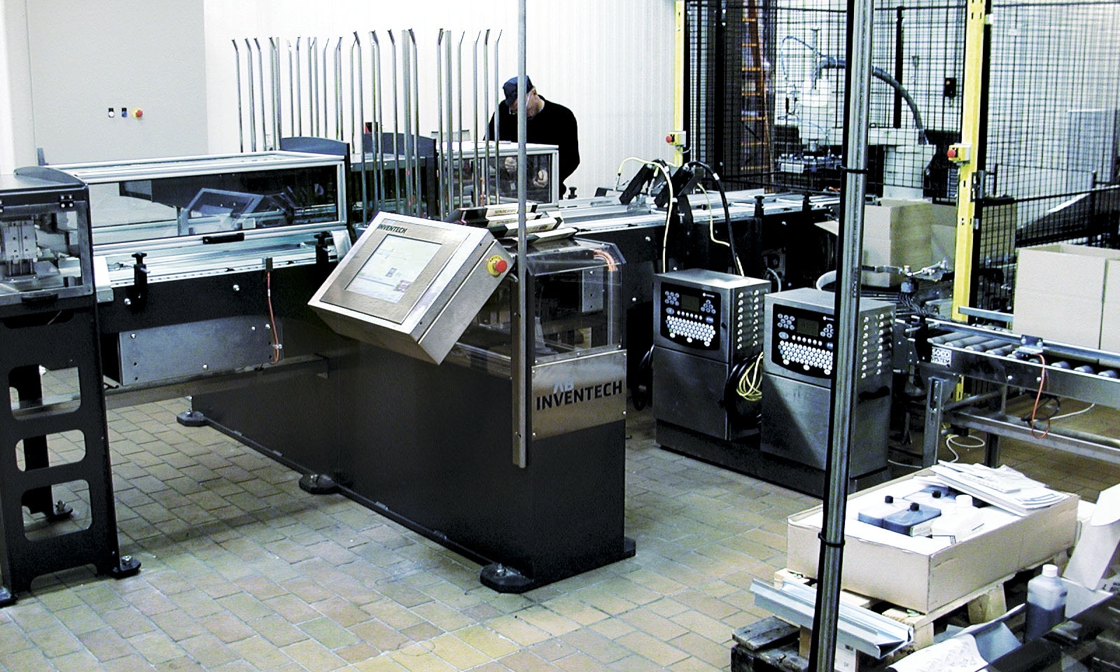 PACKAGING SYSTEM High-speed spare ribs packaging system that packs the products into boxes and then onto pallet.