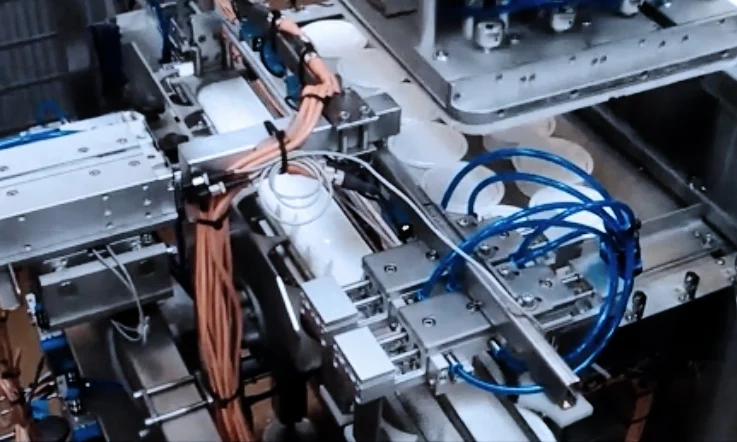 PACKAGING SYSTEM Machine developed to handle high volum cheese boxes packing.