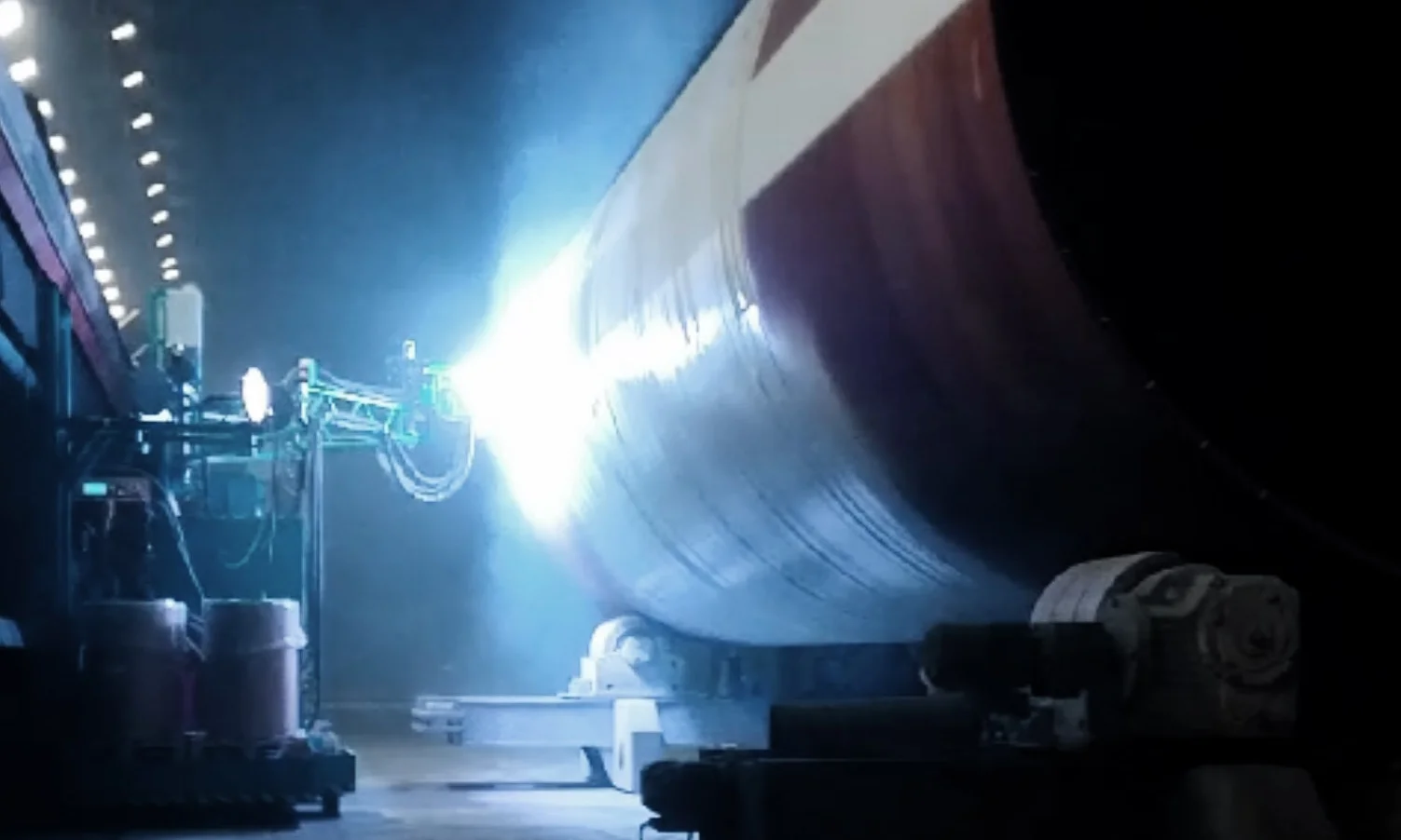 Thermal arc-spraying equipment treating a tower section.