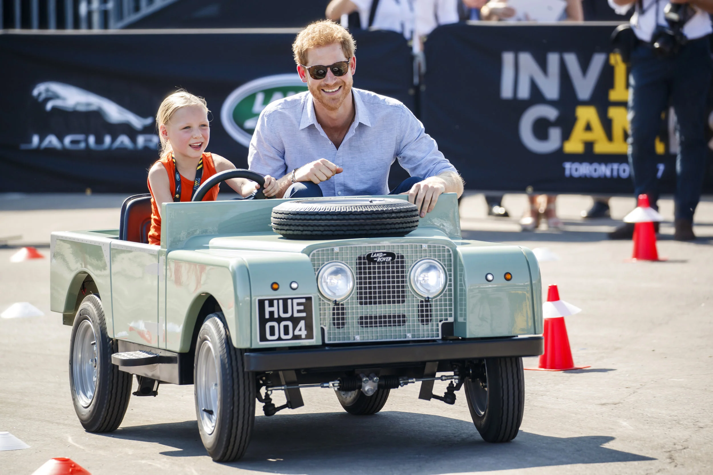 oaJjXK8qI-ERSpa0j6ncaEhfhe2pdlbB_Prince_Harry_drives_with_five_year_old_Daimy_Gommers__daughter_of_Dutch_Invictus_Games__Toronto_2017_competitor_Paul_Gommers_at_the_Jaguar_Land_Rover_Driving_Challenge_in_Toronto__Canada_.jpg