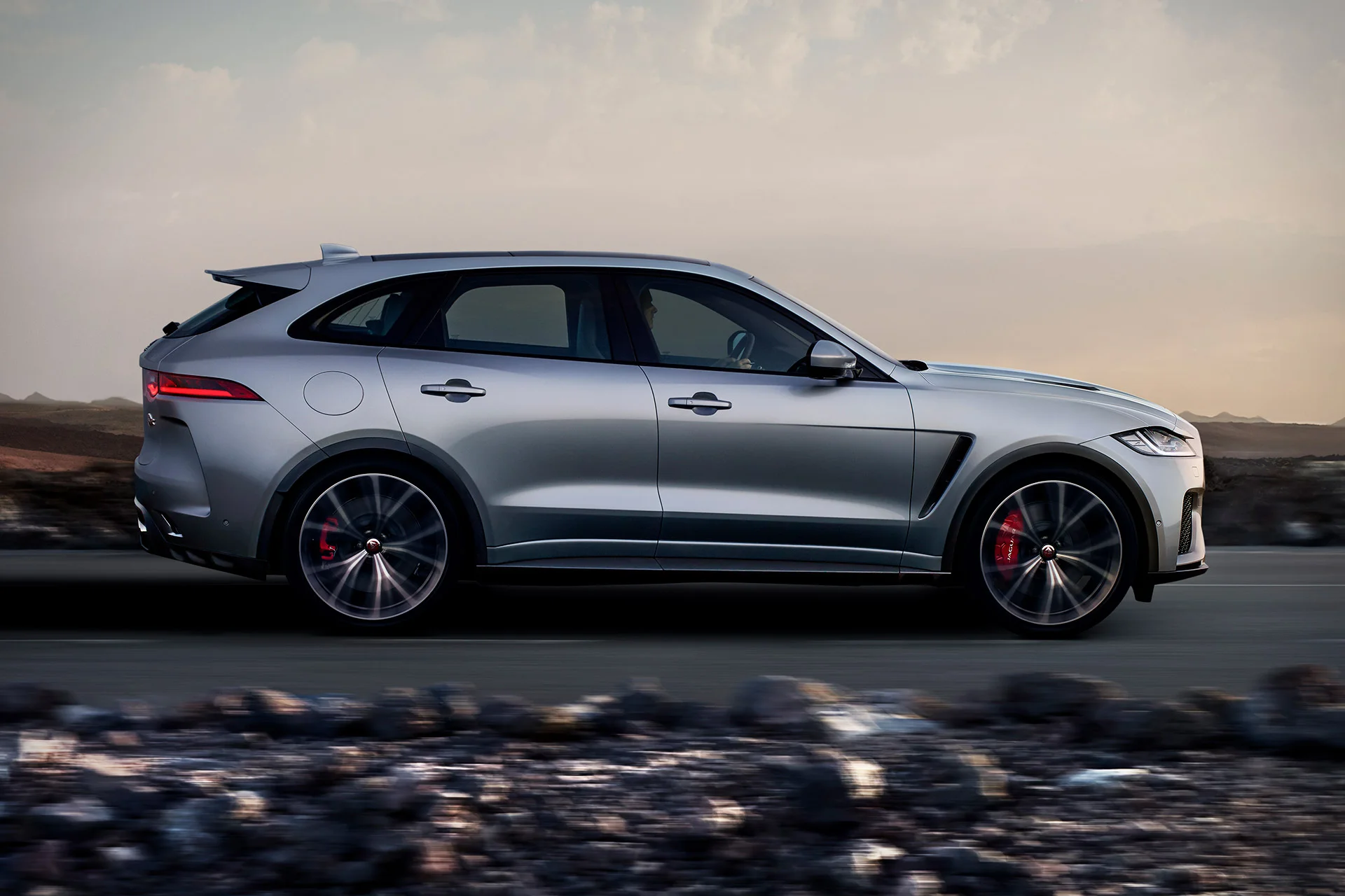 Jaguar-P-Pace-sVr-5.jpg