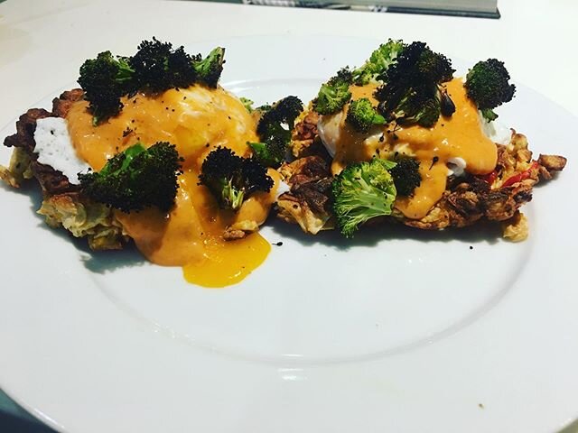 Crab cake Benedict with broccoli and fake hollandaise (hint: it's just mayonnaise and Sriracha). A la @chrissyteigen