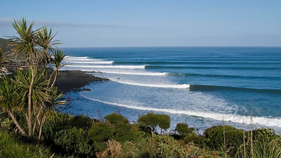 ledt-hand-surf-break-raglan-new-zealand.jpeg