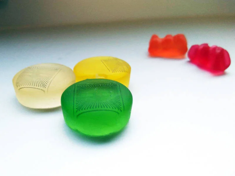 Microelectrode arrays on gelatin: A team surrounding Professor Wolfrum has successfully printed sensors on gummi candy. (Image: N. Adly / TUM)