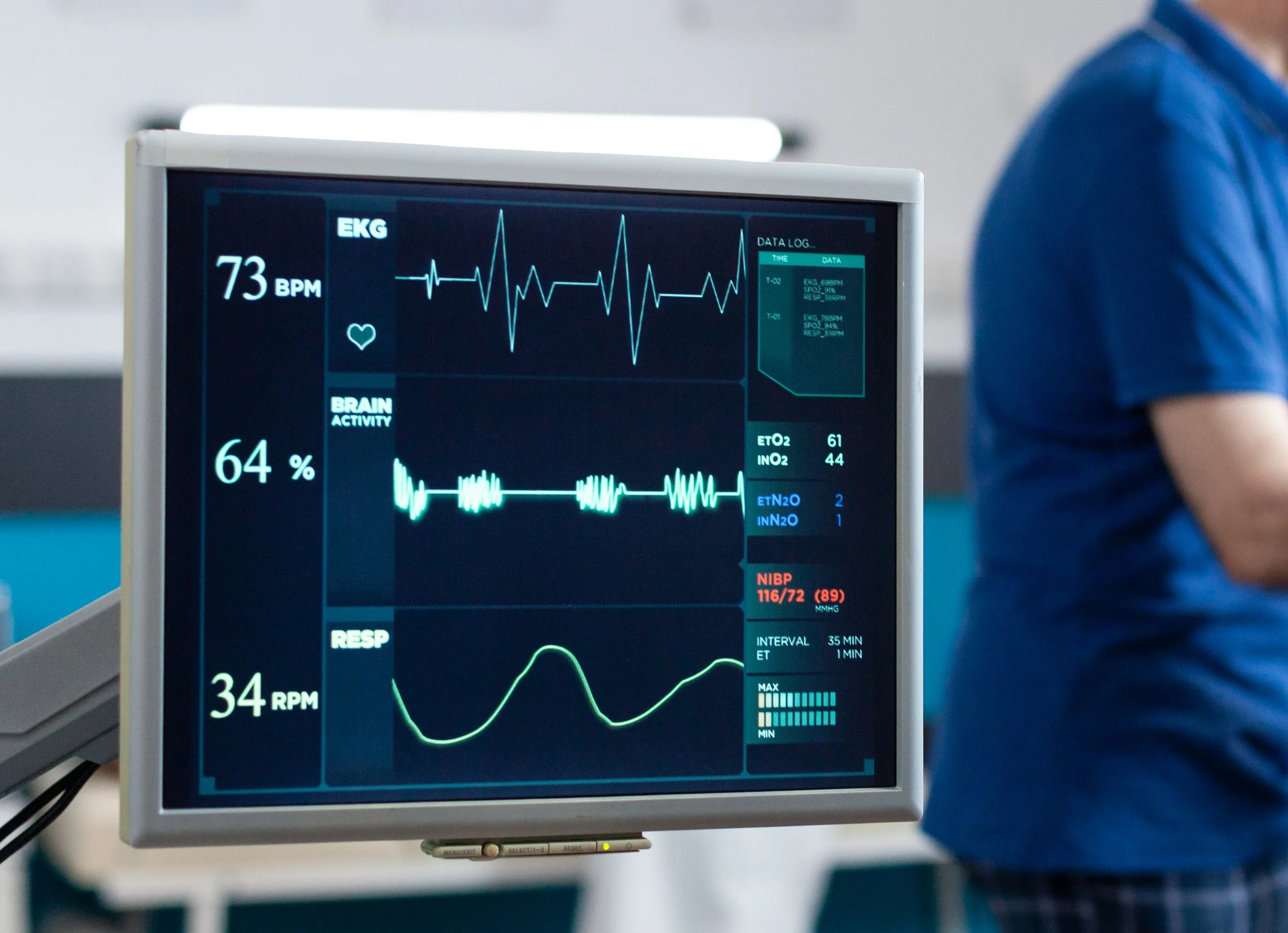 A nanotransistor sensor that simultaneously measures electrical and mechanical activity in heart cells