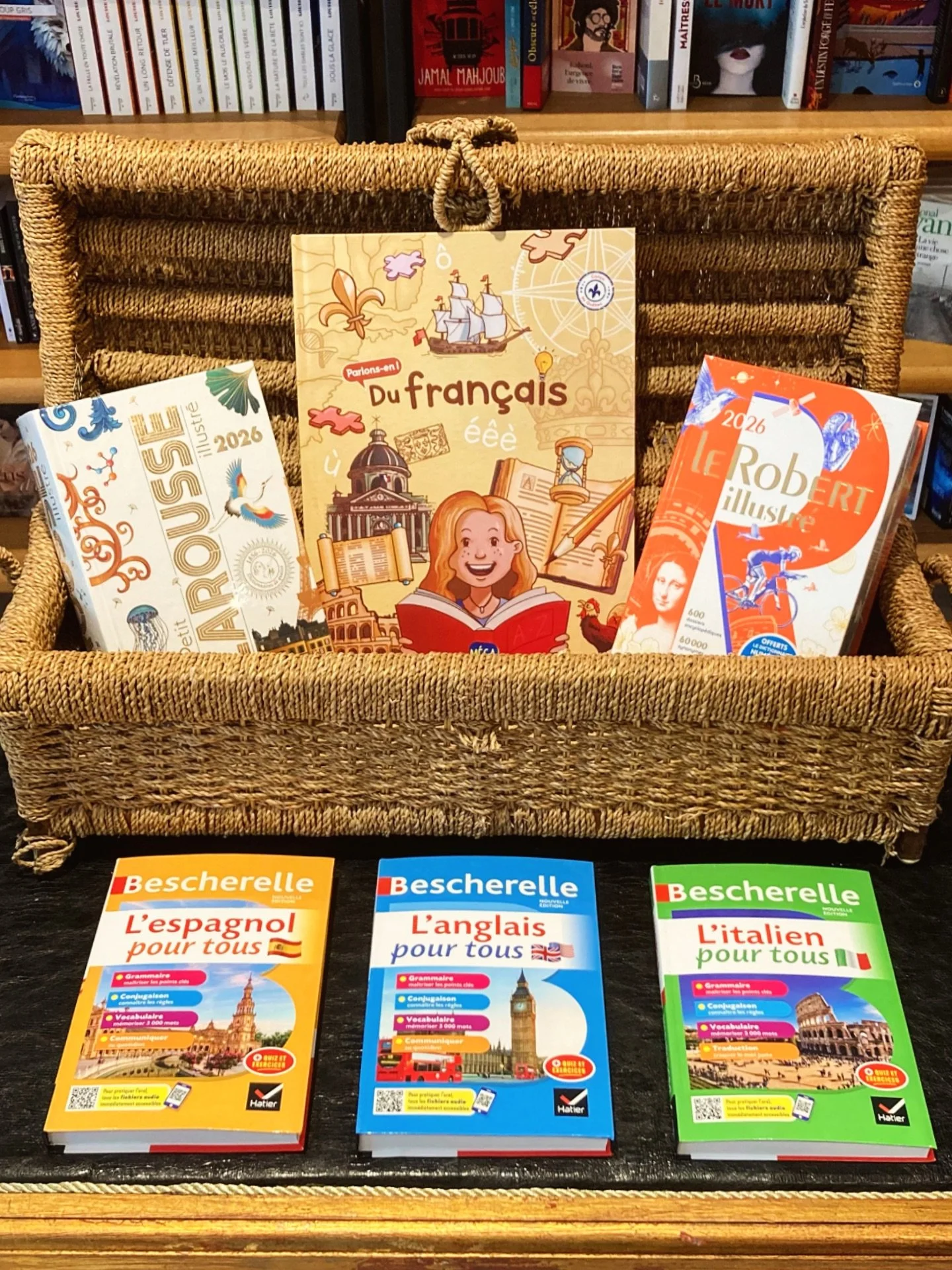 C&rsquo;est la rentr&eacute;e et nous tenons plusieurs livres de r&eacute;f&eacute;rences pour les plus jeunes comme les moins jeunes! 📚👩&zwj;🏫

N&rsquo;h&eacute;sitez pas &agrave; nous contacter si vous recherchez des titres particuliers! 

- Le 