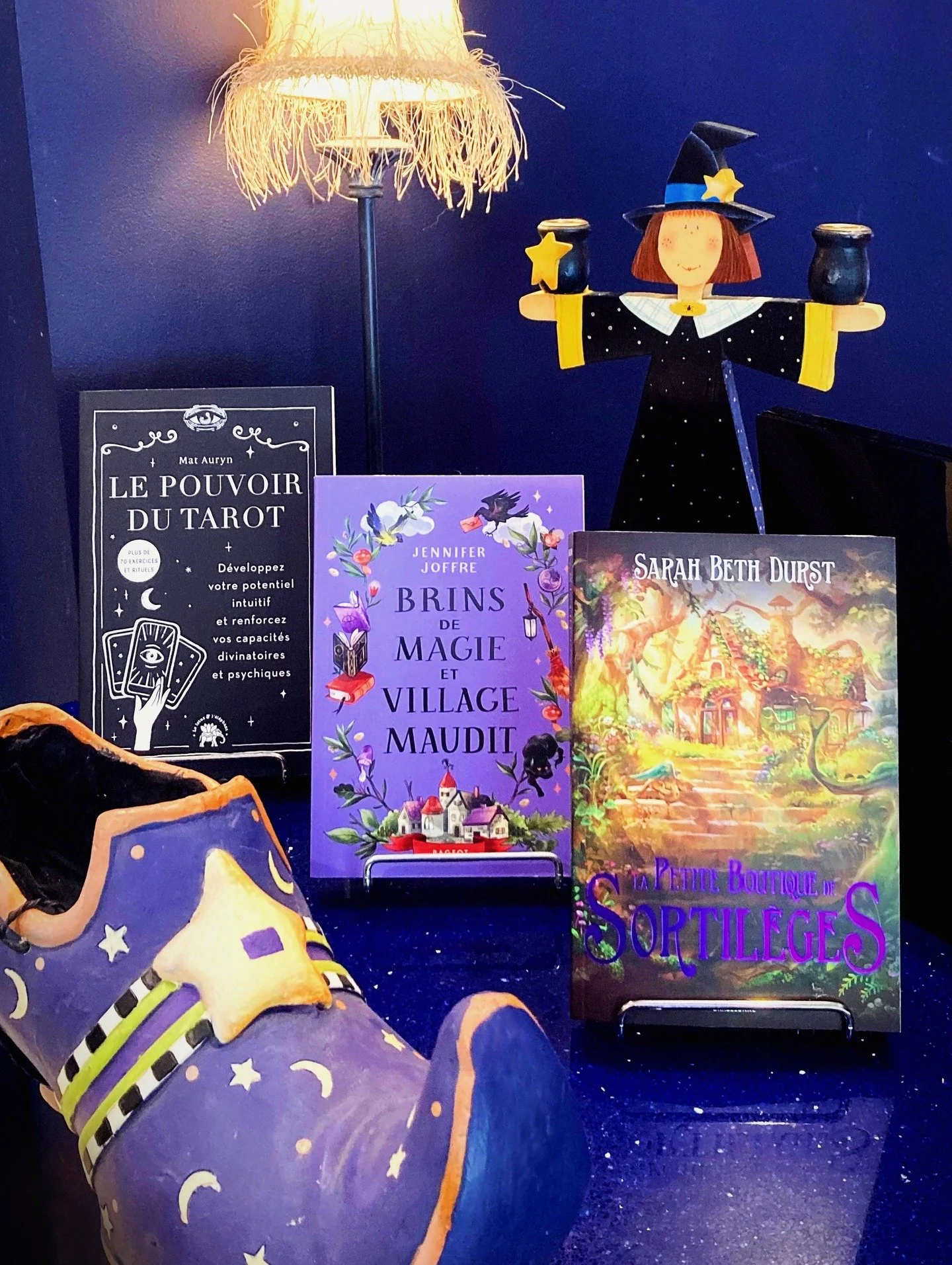 &Agrave; l'automne, c'est le temps de l'ann&eacute;e pour ce laisser plonger dans l'art de la sorcellerie et l'&eacute;merveillement! 🔮🌙

Nous vous proposons donc des titres qui sauront &eacute;veiller la magie qui sommeille en vous! 🧙🏻&zwj;♀️

-