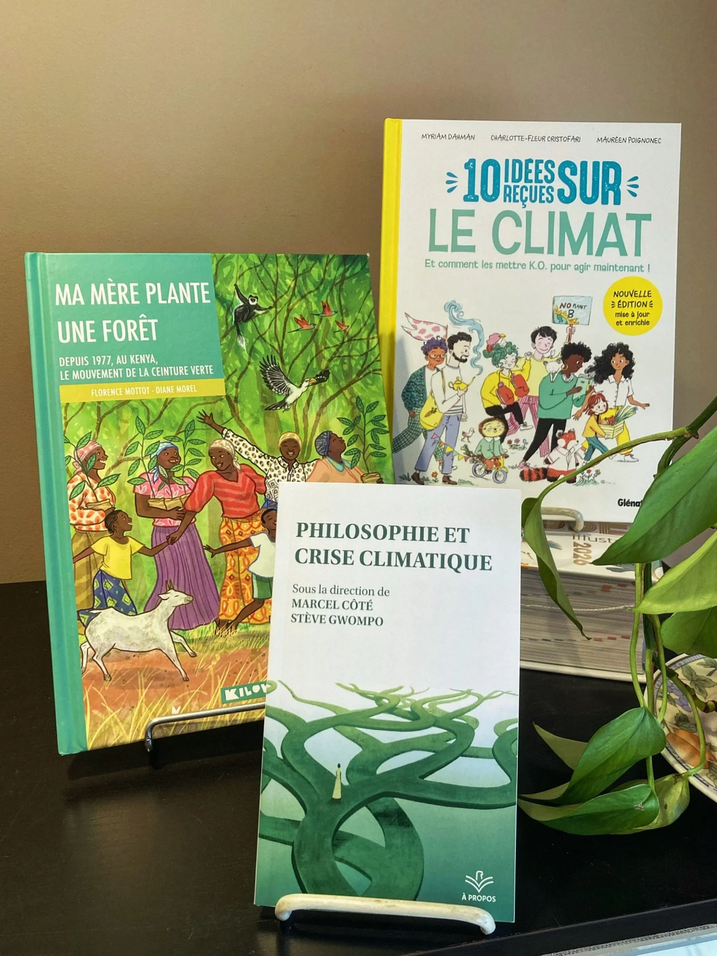 Le 22 avril est le Jour de la Terre! 🌎🍃
@jourdelaterreca 

Un rappel toujours plus important de prendre conscience de la crise climatique et de faire des gestes concrets pour prendre soin de la nature! 🌳

Voici quelques propositions pour sensibili