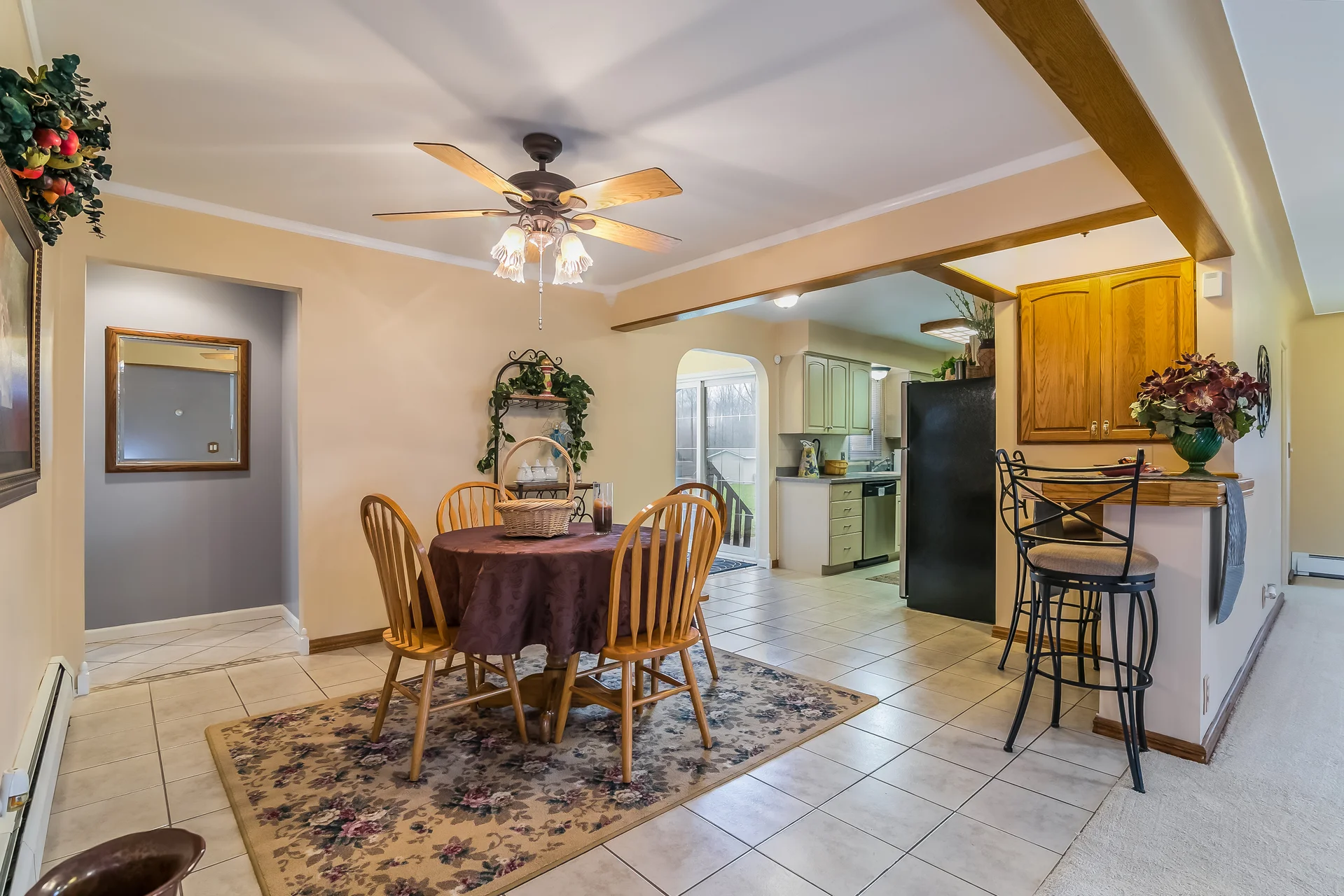 007-Dining_Room-5072414-medium.jpg