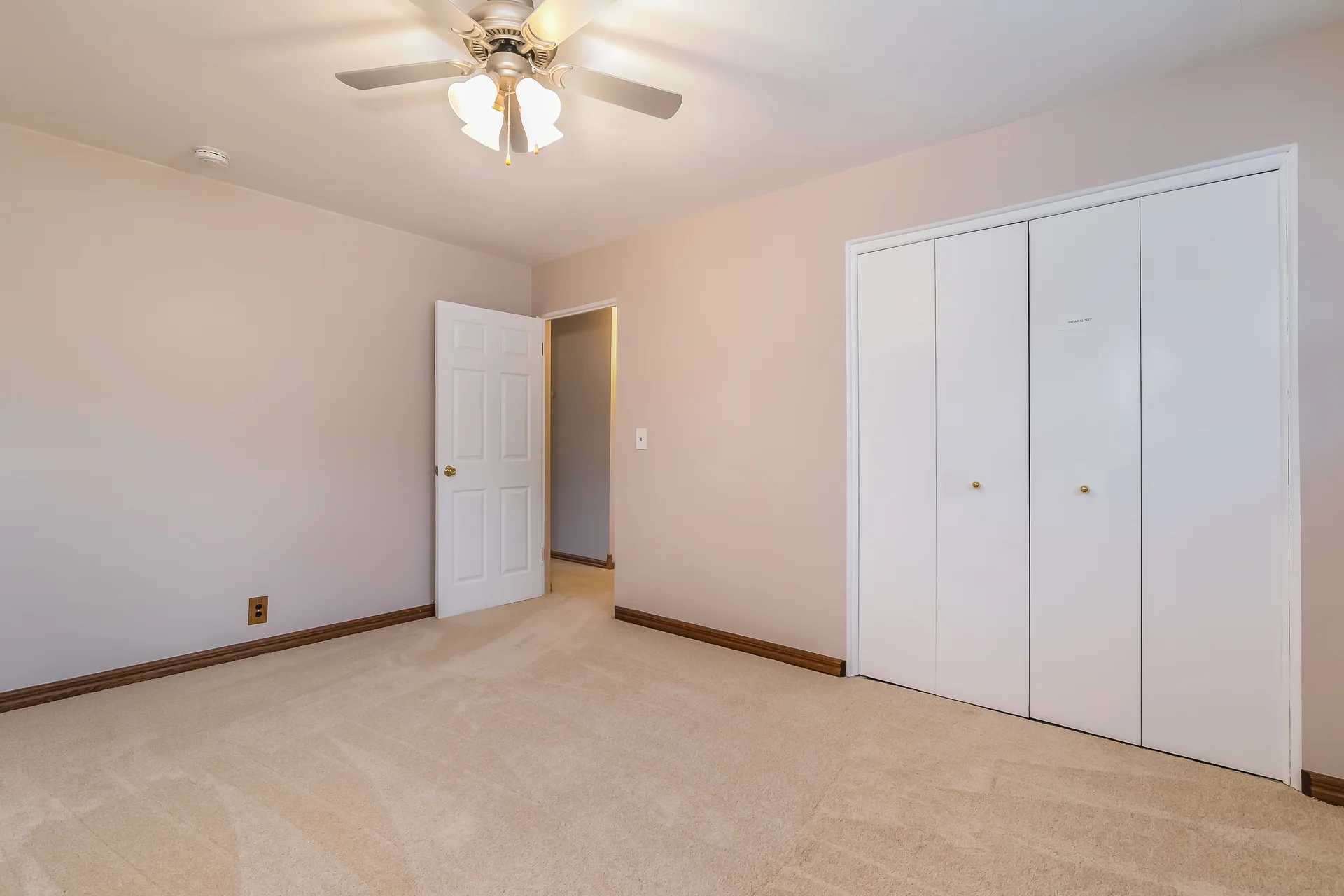 019-Bedroom-5072427-medium.jpg