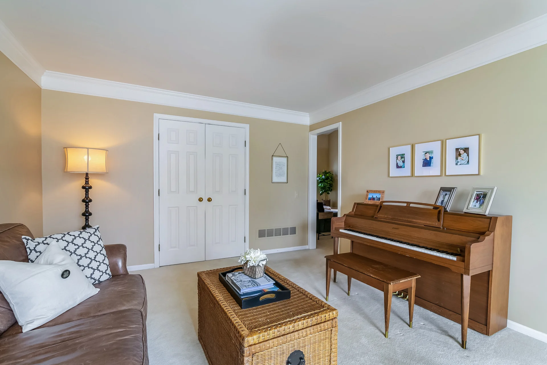 011-Living_Room-5604552-medium.jpg