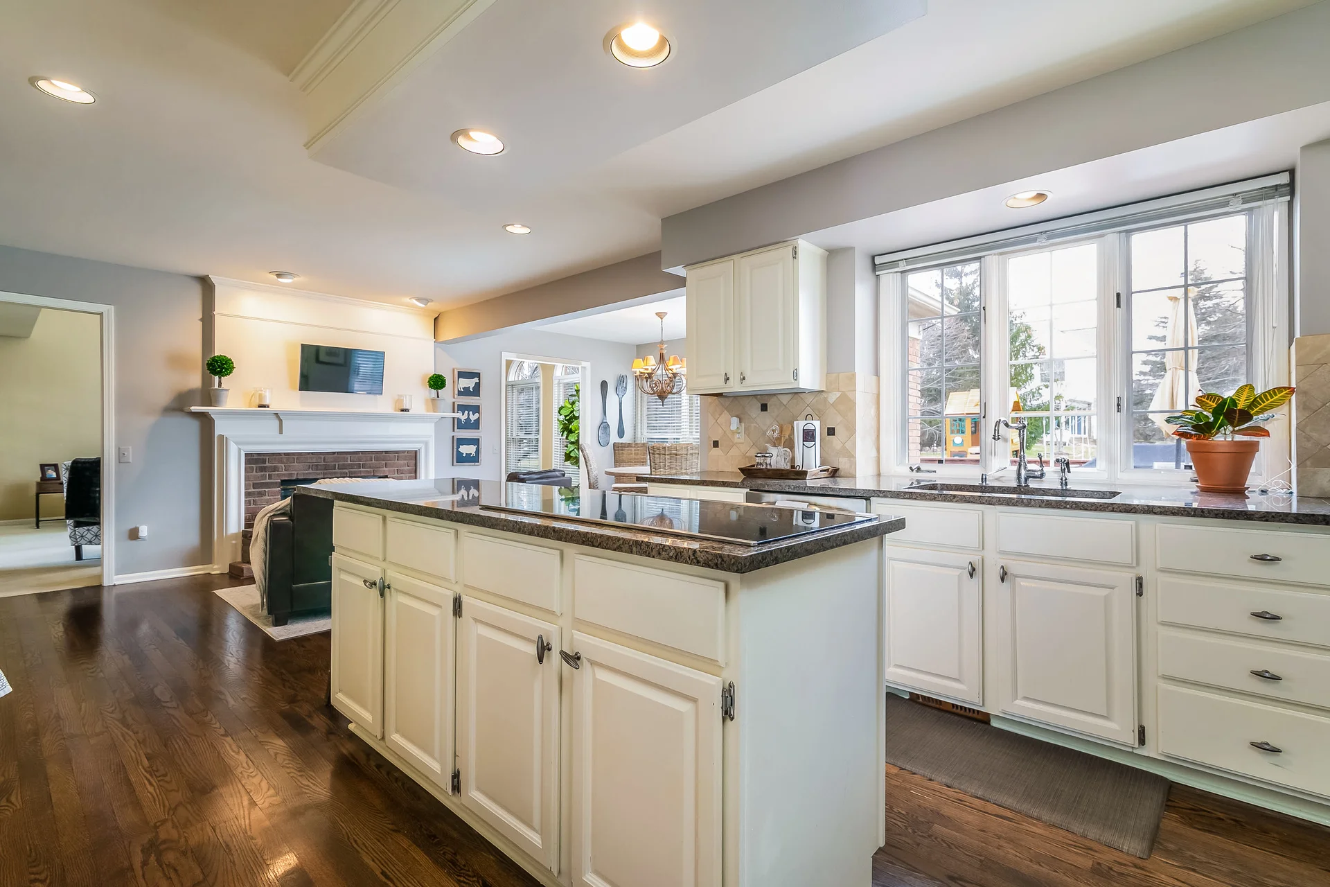 019-Kitchen-5604562-medium.jpg