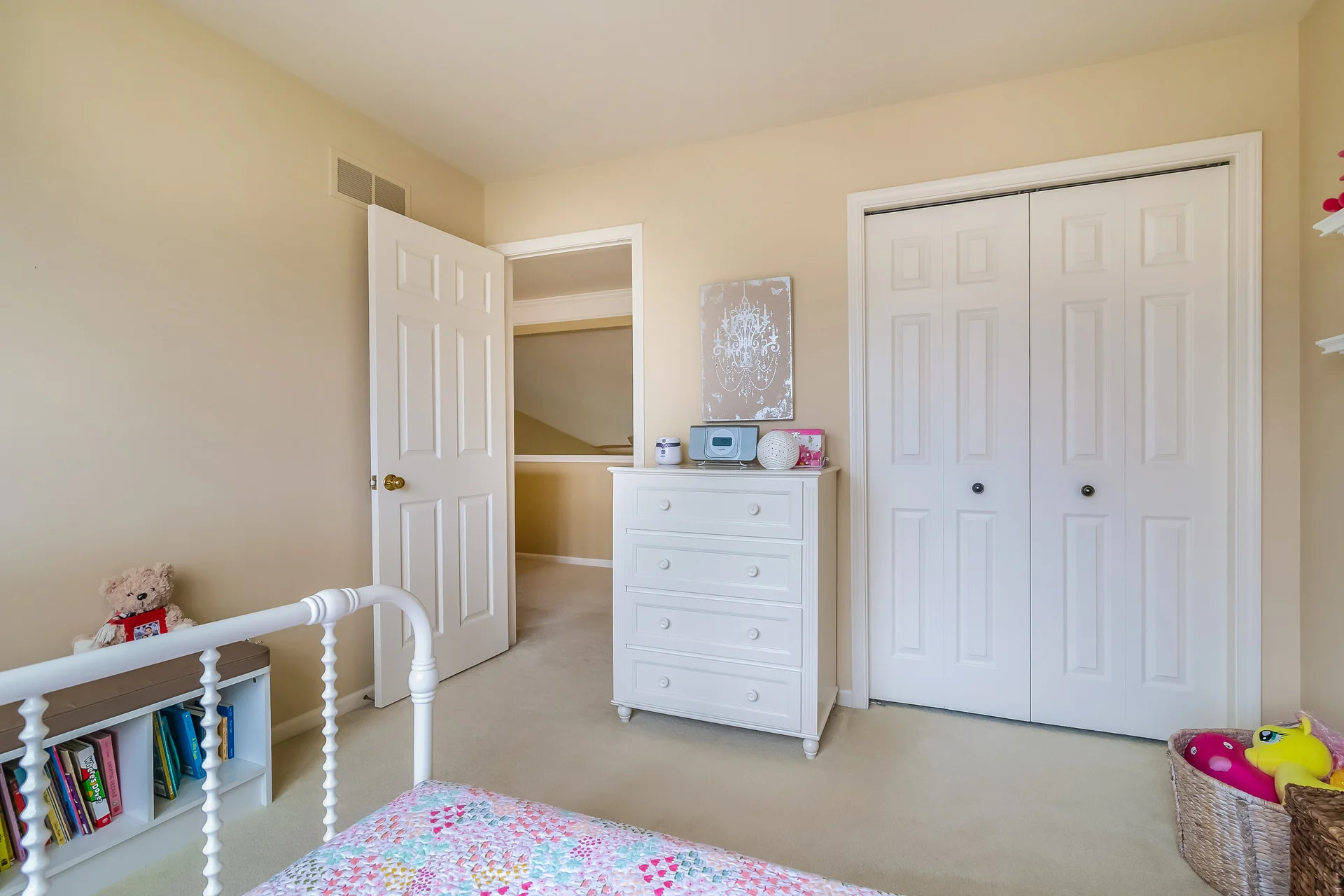 037-Bedroom-5604572-medium.jpg