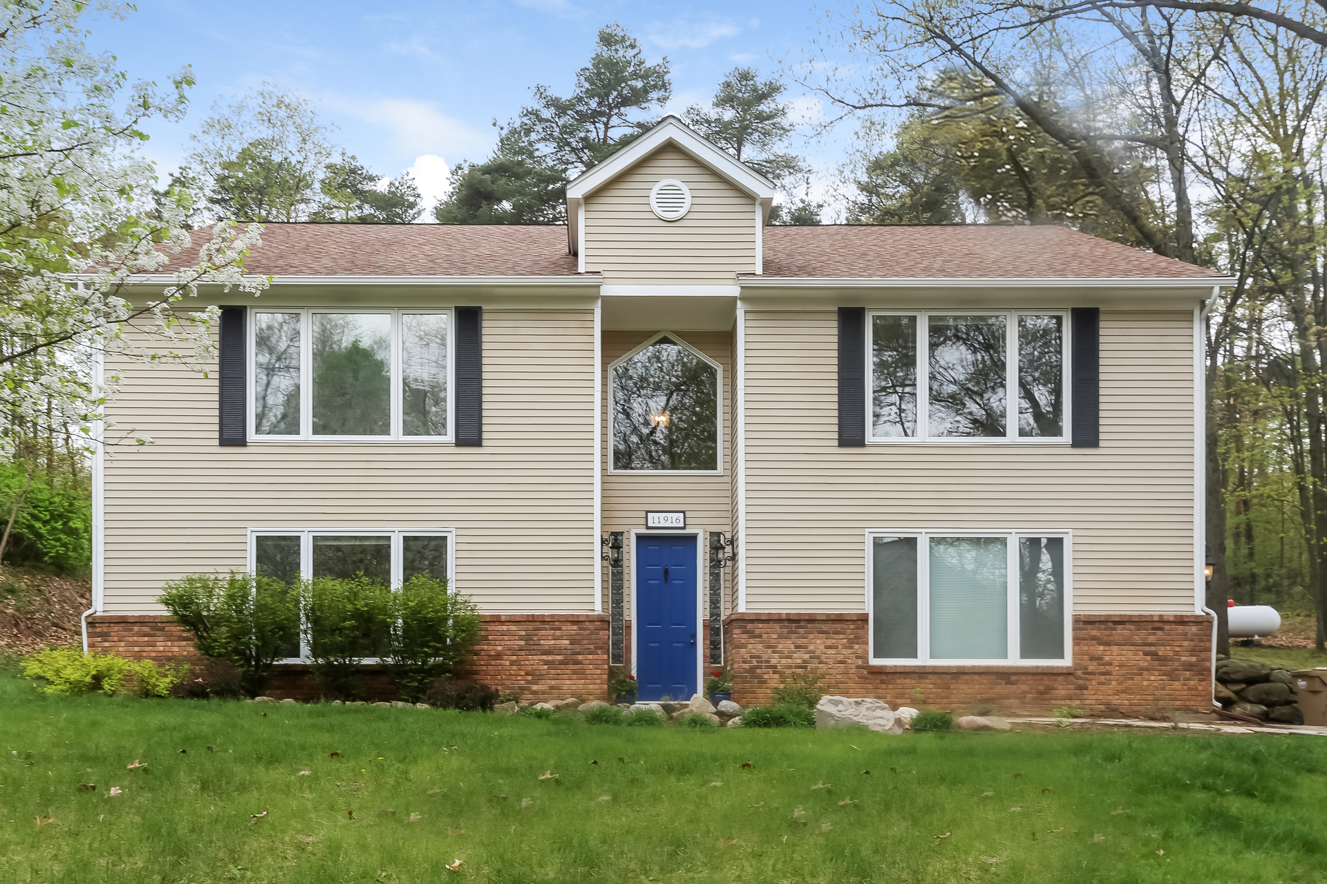 001-Front_View-5743884-medium.jpg