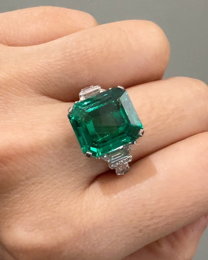 A 6.78ct rectangular cut emerald single stone ring by Raymond Yard, with various cut diamond shoulders mounted in platinum. Available @simonteaklejewelry, currently showing @tefaf stand 143 #raymondyard #raymondyardring #colombianemerald #colombianem
