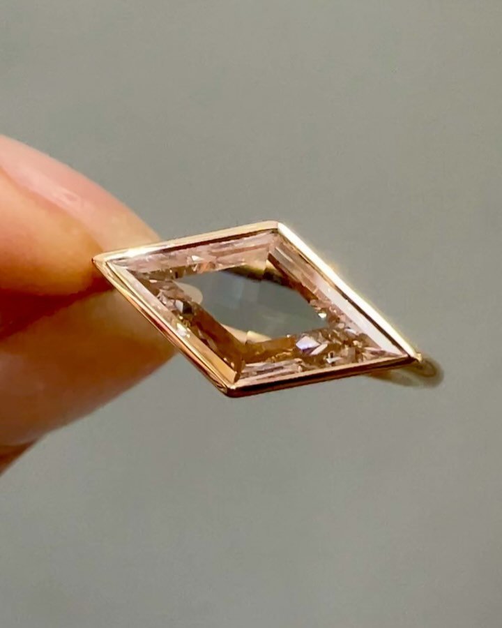 A 1.50ct lozenge step cut diamond mounted in 18k yellow gold, available @simonteaklejewelry #lozengediamond #lozengecut #uniquediamond #uniqueengagementring #portraitcutdiamondring #simonteaklejewelry #simonteakleavailable