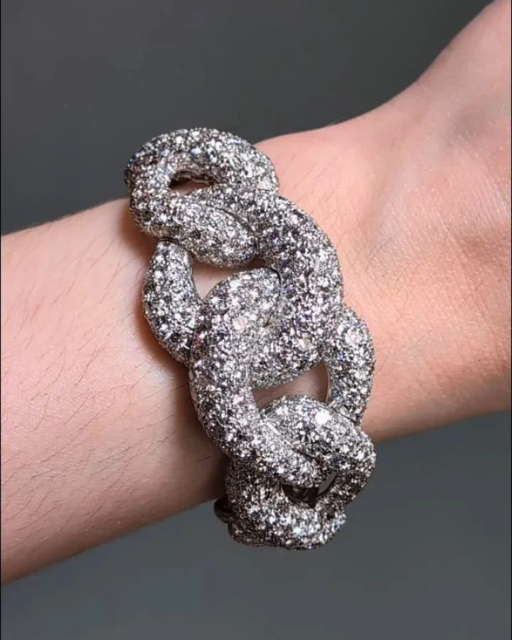 A diamond bracelet by David Webb, designed a a graduated band of pave set bombe curb links, mounted in platinum. New York circa 1980. Available @simonteaklejewelry #davidwebb #davidwebbbracelet #vintagedavidwebb #davidwebbdiamondbracelet #vintagediam