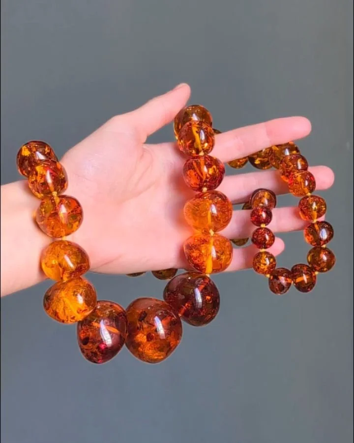 A single strand graduated baroque amber bead necklace, comprising forty one beads. Available @simonteaklejewelry #amberbeads #amberjewelry #amberbeadnecklace #ambernecklace #simonteaklejewelry #simonteakleavailable