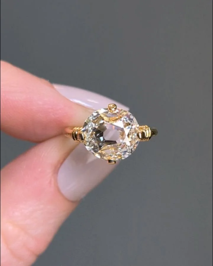 A 3.03cts cushion shaped diamond single stone ring, mounted in 20kt gold. Available @simomteaklejewelry #engagementring #singlestonediamondring #uniqueengagementrings #cushioncut #cushioncutdiamond #custioncutring #cushioncutengagementring #simonteak