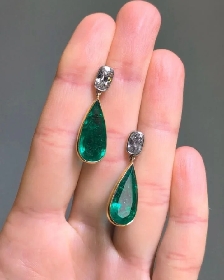 A pair of emerald and diamond earrings, each pear shaped drop emerald with an oval cut diamond top. Available @simonteaklejewelry #emeraldearrings #emeralddiamondearrings #dropearrings #emeralddropearrings #statementearrings #emeraldstatementearrings