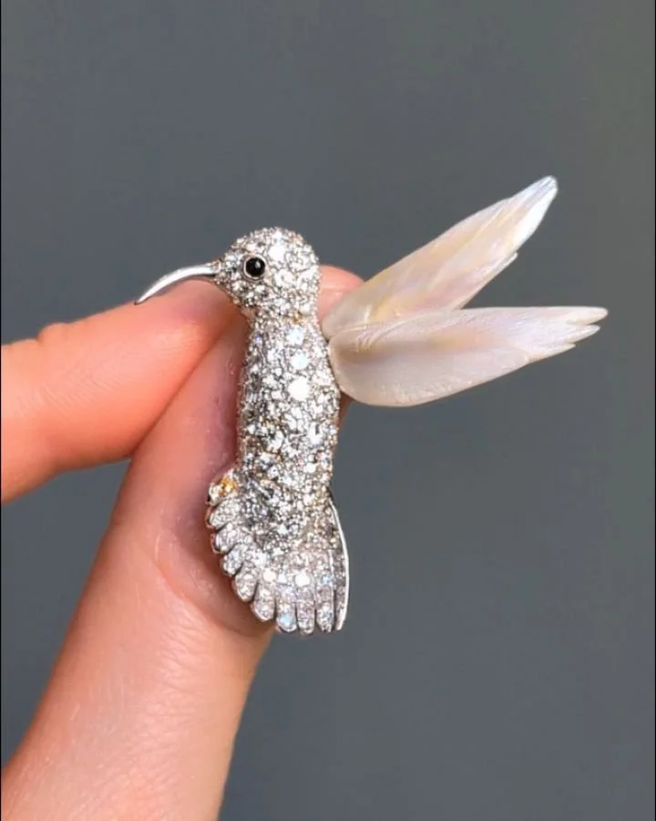 A pave set diamond and blister pearl Hummingbird brooch by Ruser, in flight, mounted in platinum. Circa 1960. Available @simonteaklejewelry #ruserjewelry #diamondbrooch #diamondbirdbrooch #ruserbrooch #diamondandpearl #hummingbirdbrooch #simonteaklej