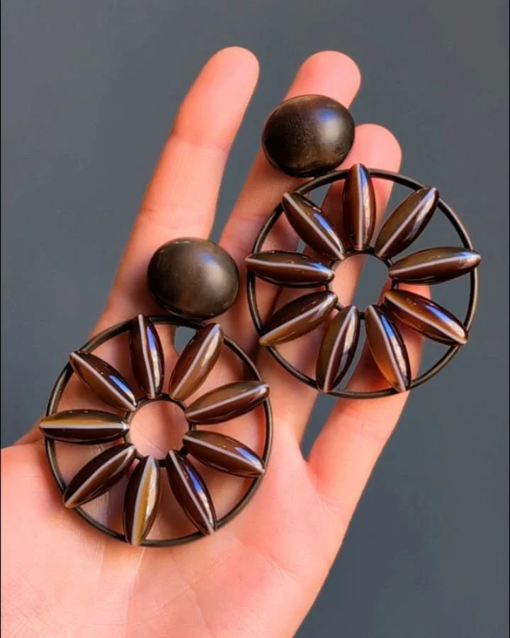 A pair of banded agate earrings by Hemmerle, each designed as an open wheel with eight navette shaped agates, mounted in 18kt white gold and bronze. Available @simonteaklejewelry #hemmerle #hemmerleearrings #hemmerlejewelry #bandedagate #bandedagatee