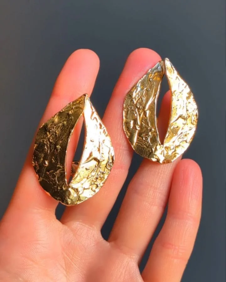 A pair of 18kt gold textured clip earrings by Heller. Available @simonteaklejewelry #abstractearrings #hellerearrings #hellerjewelry #abstractgoldearrings #goldstatementearrings #simonteaklejewelry #simonteakleavailable