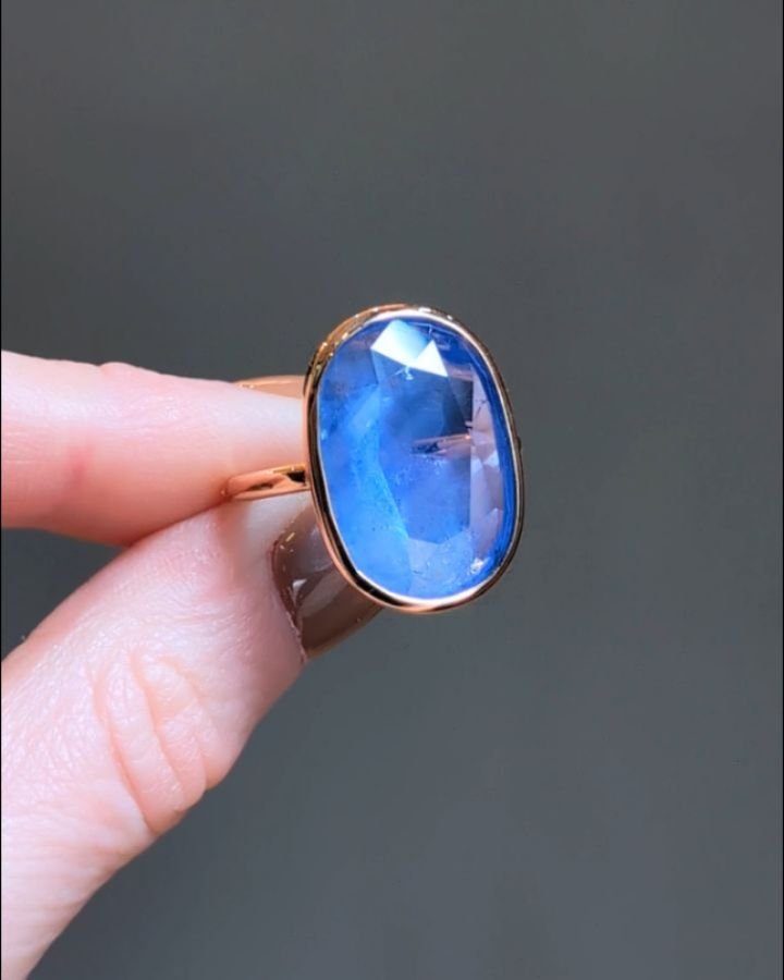 An 18.14cts cushion shaped sapphire single stone ring, bezel set in 18kt rose gold. Available @simomteaklejewelry #sapphirering #rosegold #cushioncutsapphire #cushionsapphire #bezelsetsapphire #bezelsetsapphirering #simonteaklejewelry #simonteakleava