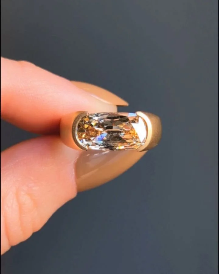 A 3.00cts cushion shaped diamond single stone ring, horizontally set in 18kt brushed rose gold. Available @simomteaklejewelry #cushioncutdiamond #cushiondiamondring #uniqueengagementring #eastwestdiamond #eastwestring #simonteaklejewelry #simonteakle