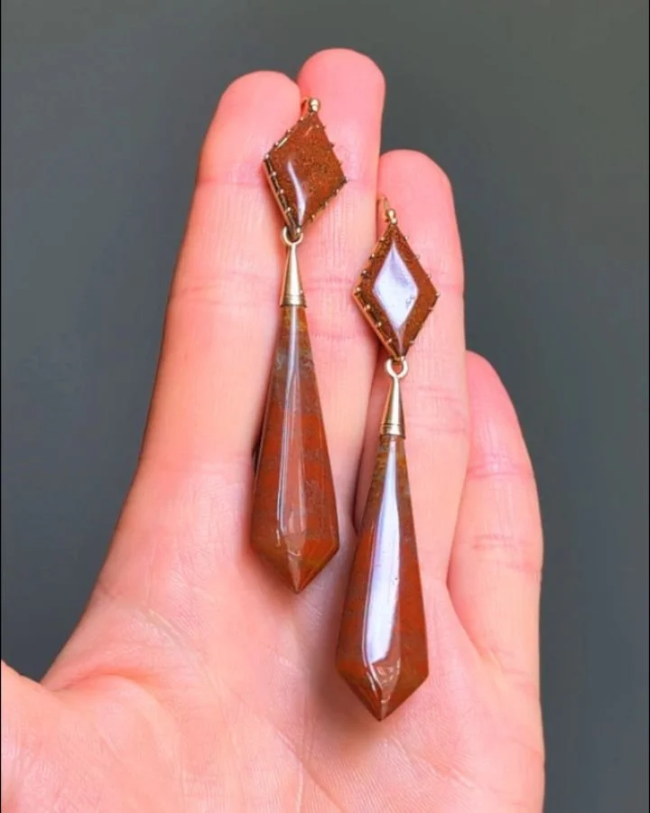 A pair of antique jasper earrings, each lozenged shaped jasper suspending and elongated jasper drop, mounted in gold. English circa 1820. Available $4,500 @simonteaklejewelry #antiqueearrings #antiquedropearrings #antiquejasper #antiqueagate #jaspere
