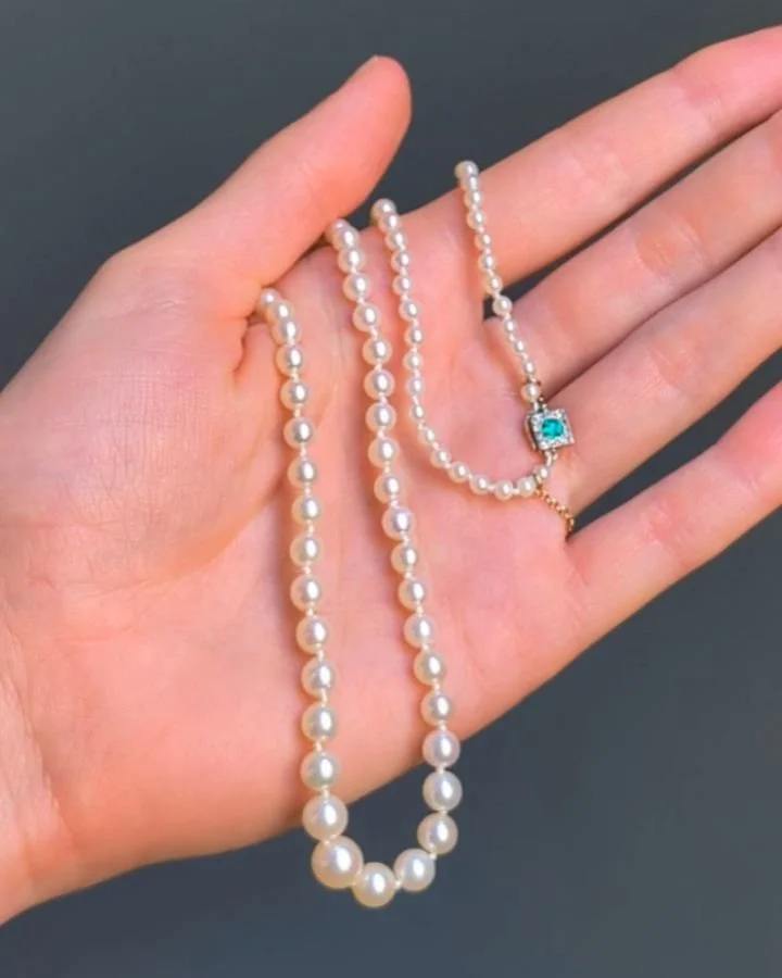 A single strand natural pearl necklace, the graduated pearls measure 3.0-7.5mm with an Edwardian emerald and diamond square cluster clasp. Available @simonteaklejewelry #edwardiannecklace #naturalpearls #naturalpearl #naturalpearlnecklace #edwardiane