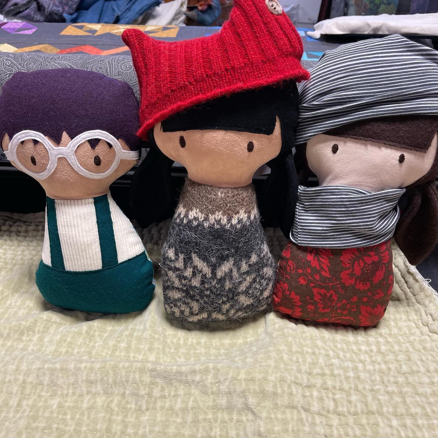 Six dolls made exclusively for @thelittleredfarm.mom on the way to the farm shop today! 
#clothdollpattern #rusticdolls