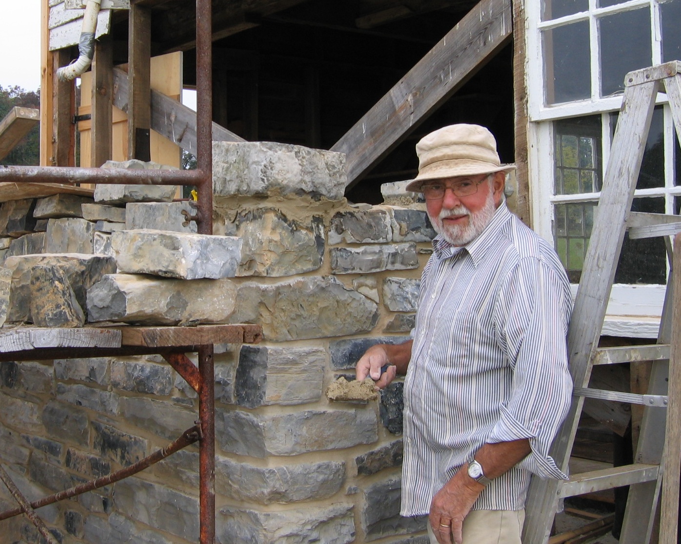 Ervie+Glick+lays+stone+for+Wash+House+chimney+10-1-08+ab.jpg