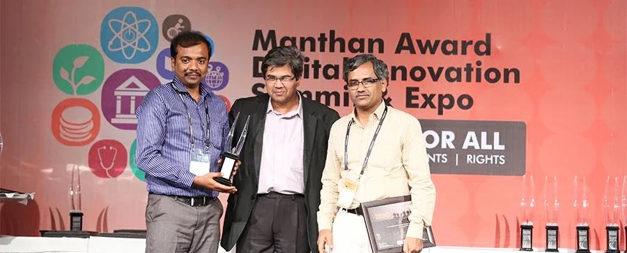 Prof AG Ramakrishnan (extreme right) receiving Manthan award (2012) with his student Shivakumar (extreme left)