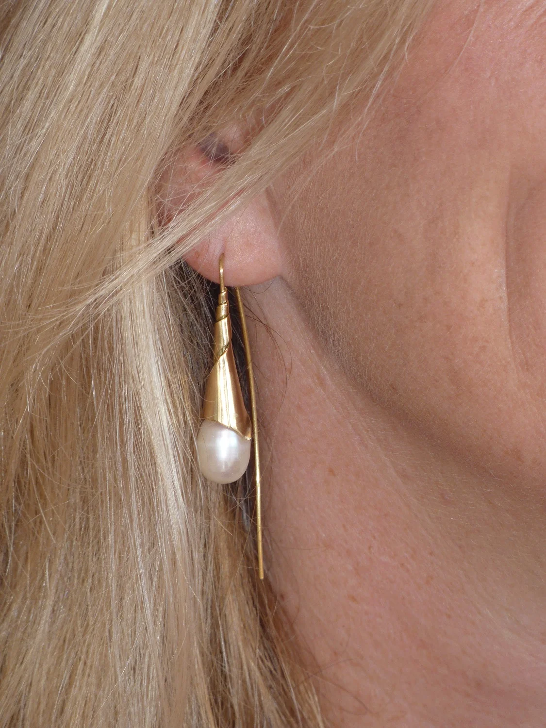 18ct gold and fresh water pearl earrings 1500pixel.jpg