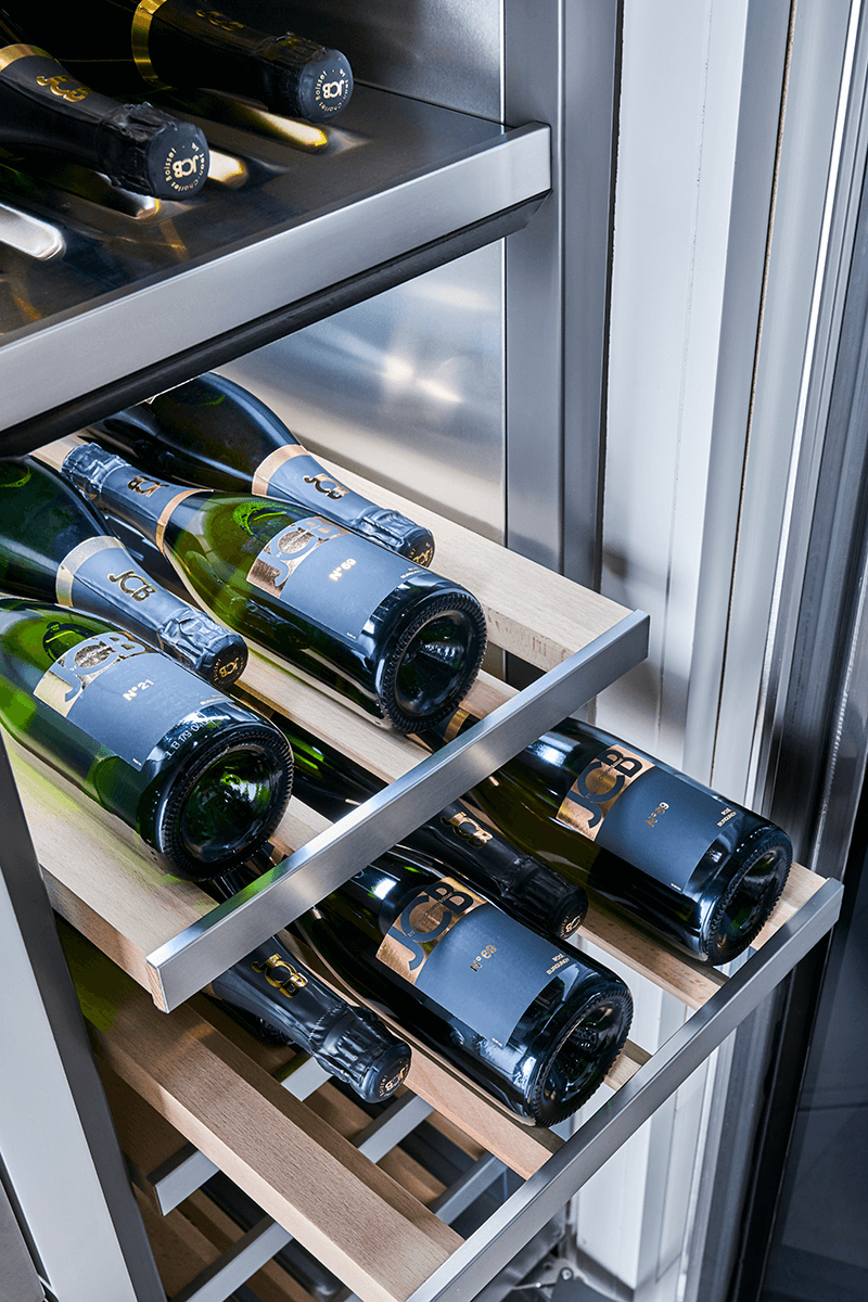 The 18”wide integrated wine column holds up to 71 bottles and offers two temperature zones.