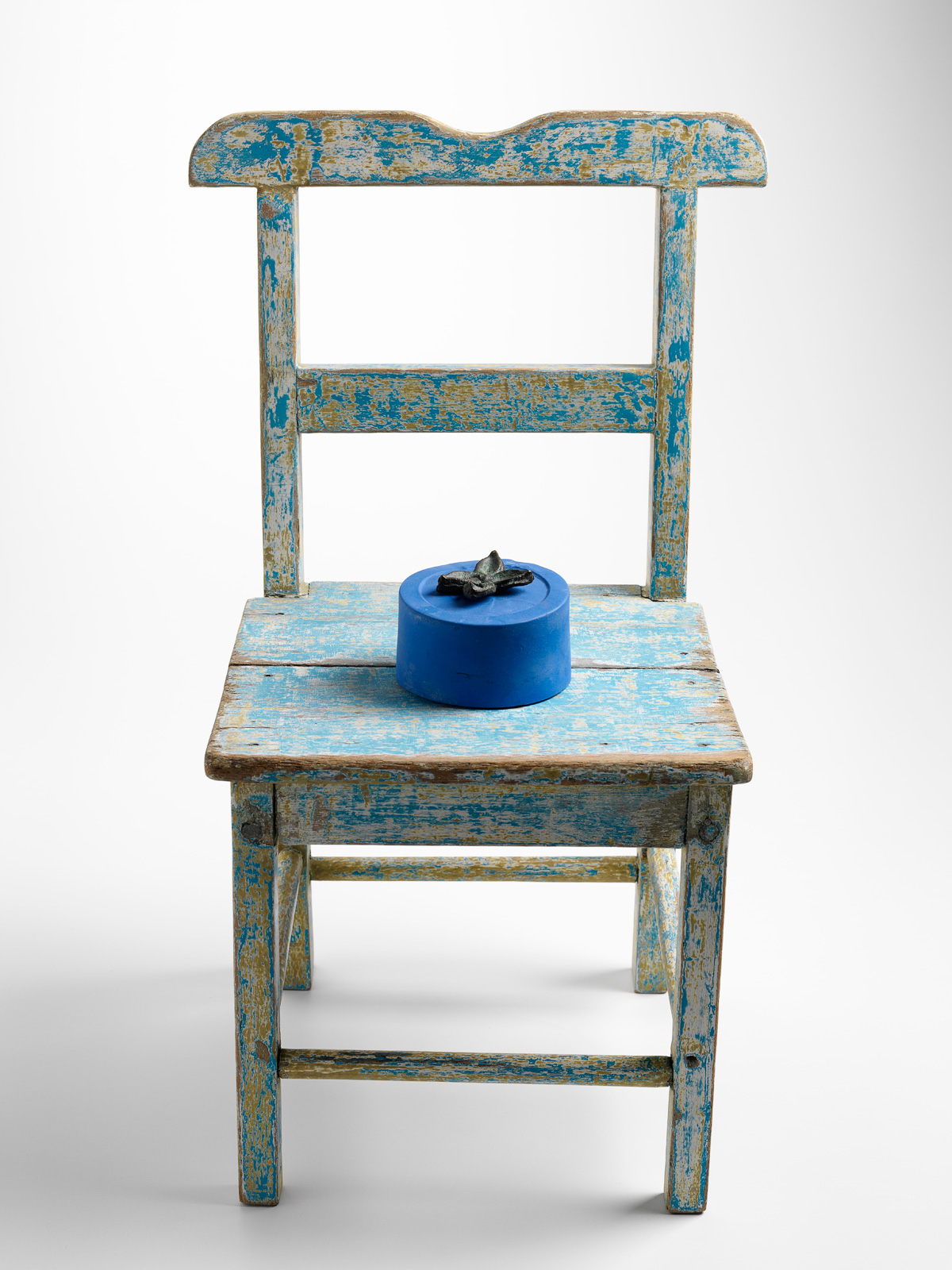 Lee Salomone, For Yves Klein, from the series , Works from the (found)ry, 2013-2016, bronze, patina, chroma key blue acrylic paint, wooden chair, various paints, 55 x 27 x 28cm. Photograph by Grant Hancock.
