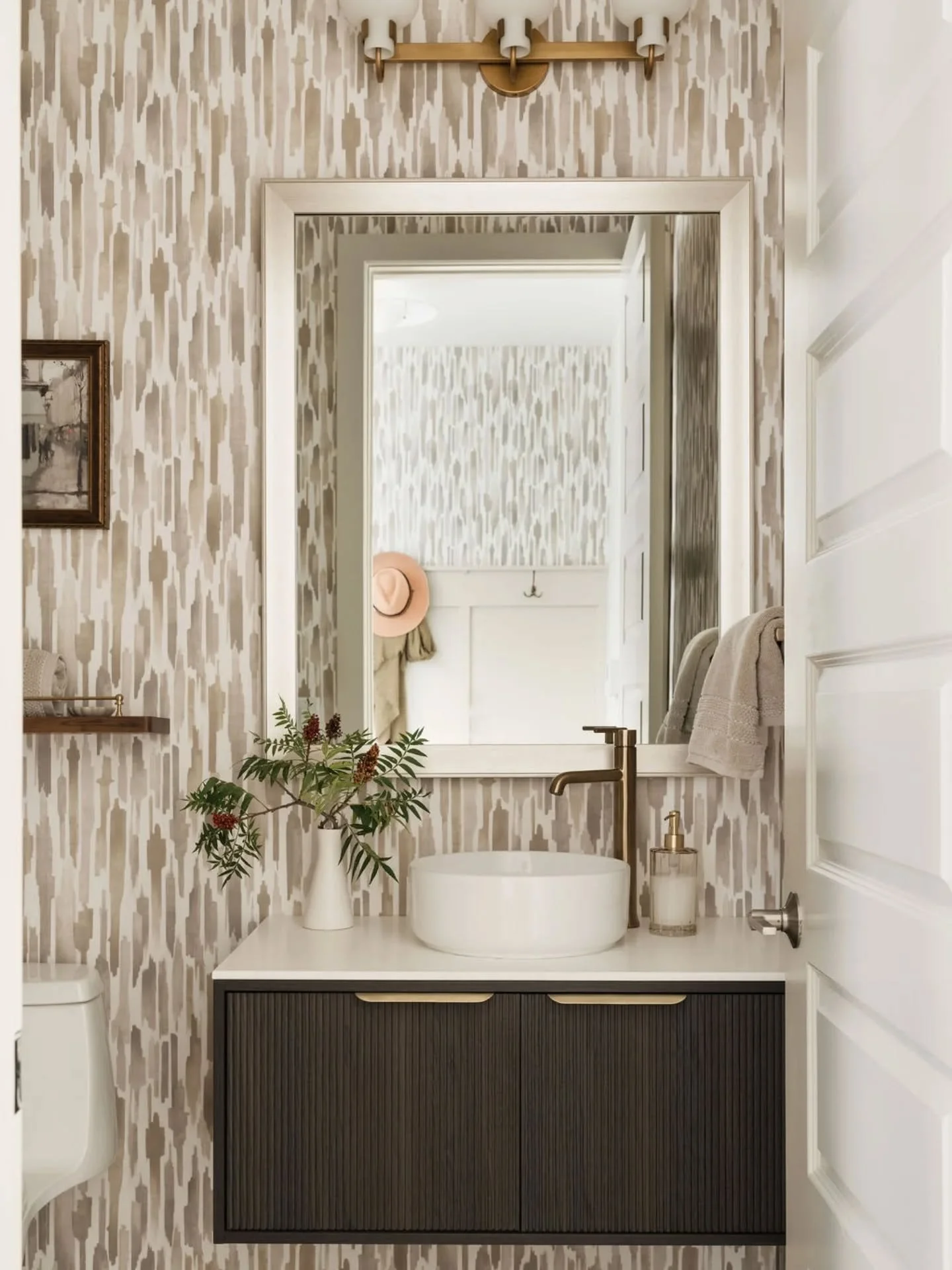 A home for a new chapter.

When our empty-nester clients moved from Minnesota to Austin, they dreamed of a slower, sunnier way of life and a space that felt like a peaceful Hill Country retreat for family and friends.

Nestled in the Provence communi