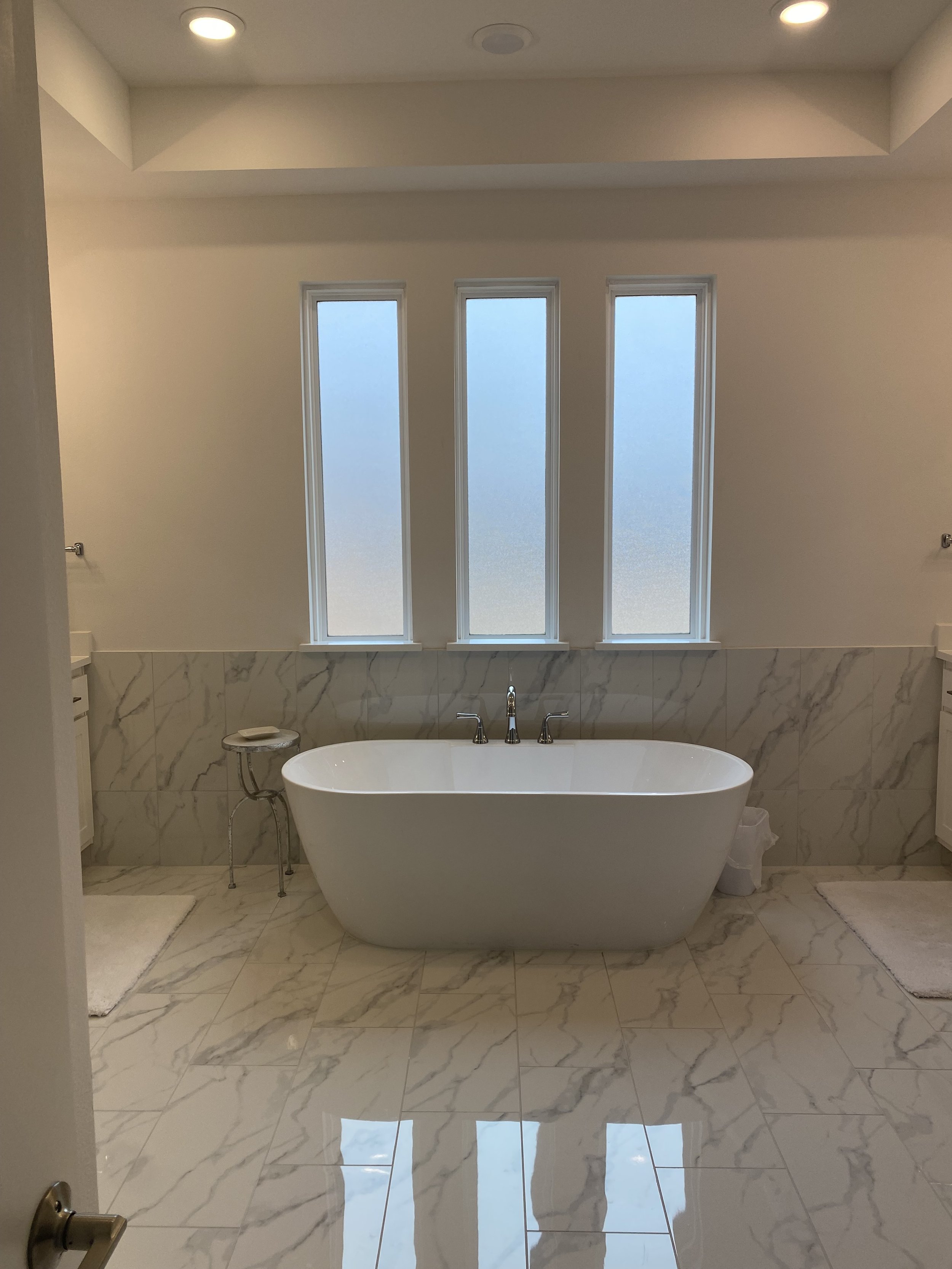 "Before" image of a white builder grade primary bathroom in Austin TX.
