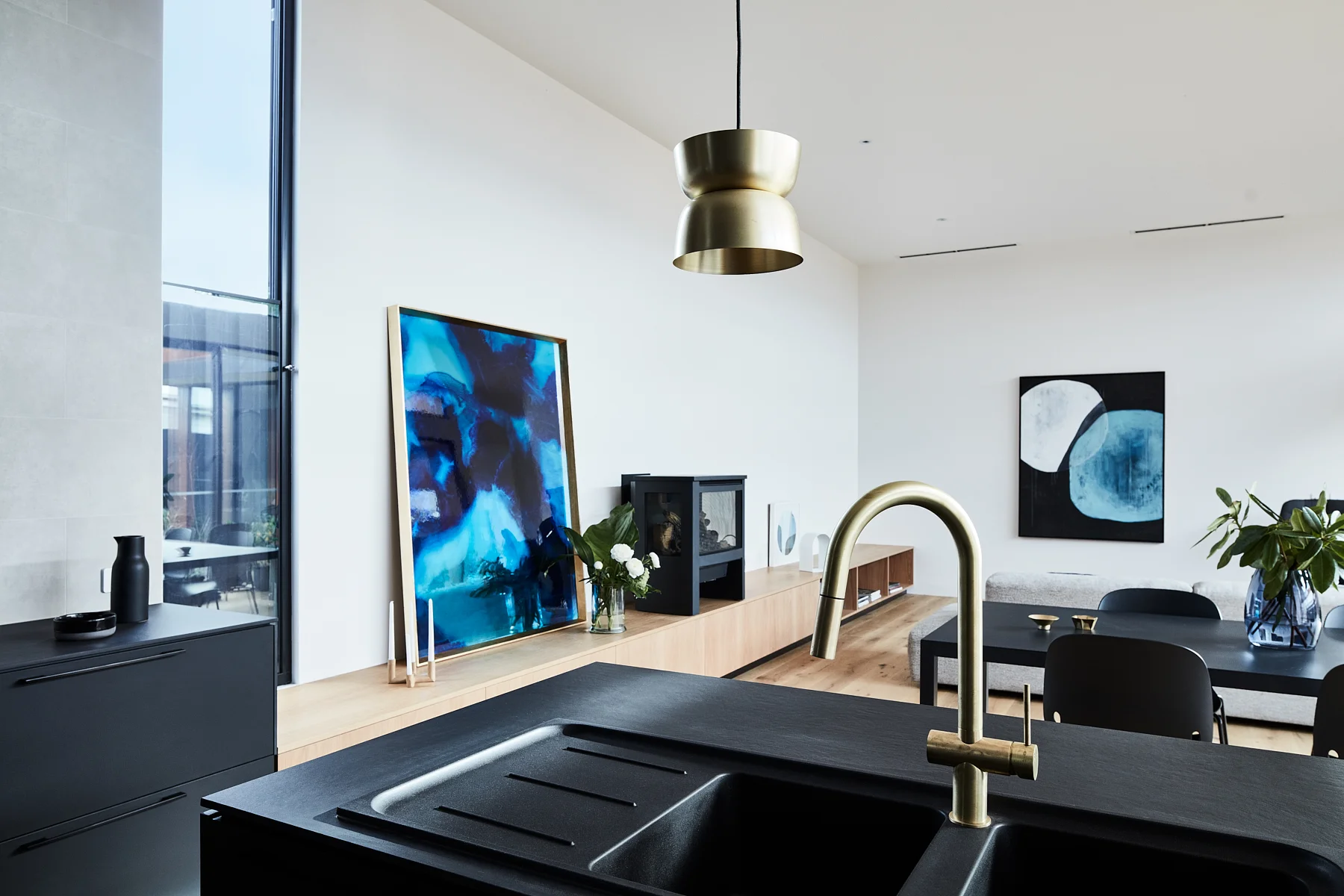 THE DETAILS °Sofflo Dining Table + Intro Dining Chairs @piancadesign Match XL sofa + Mono side table: @prostoria °Large leaning art: Megan Weston @mwestonart °Hanging art: KimmiLee art: @kimmilee_art ° @sussextaps @haymespaint @rylockaustralia @airsmart_au @hurfordwholesale 