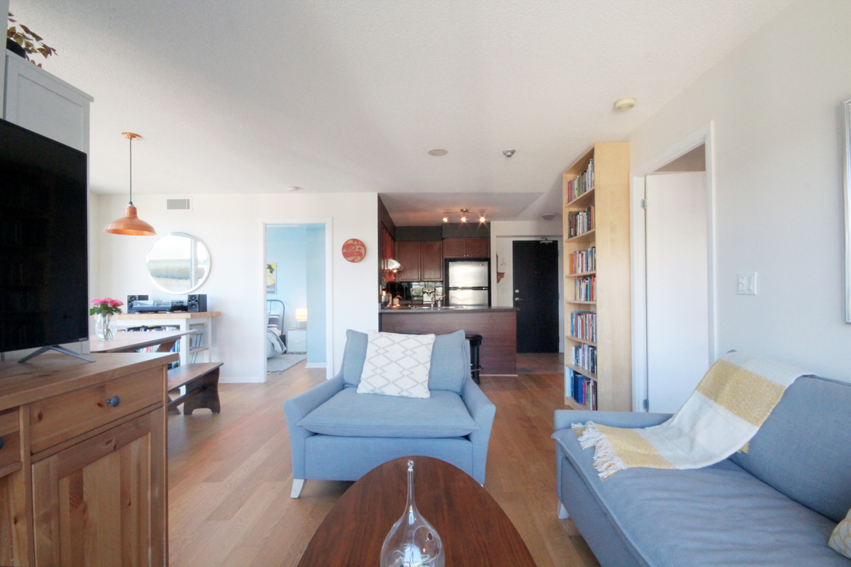 231 Fort York Blvd - 10 Living 8.jpg