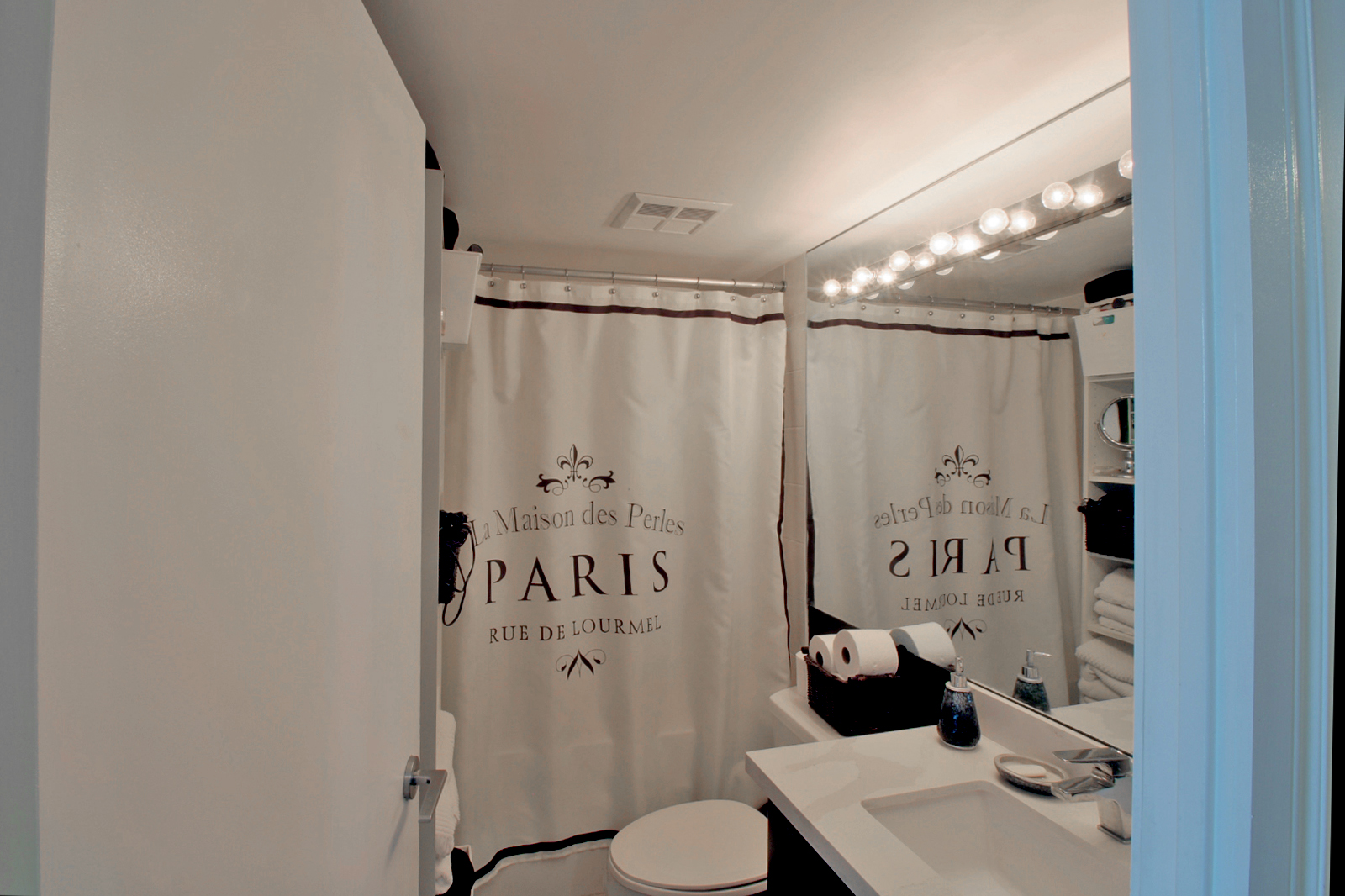 08 - Bathroom.jpg