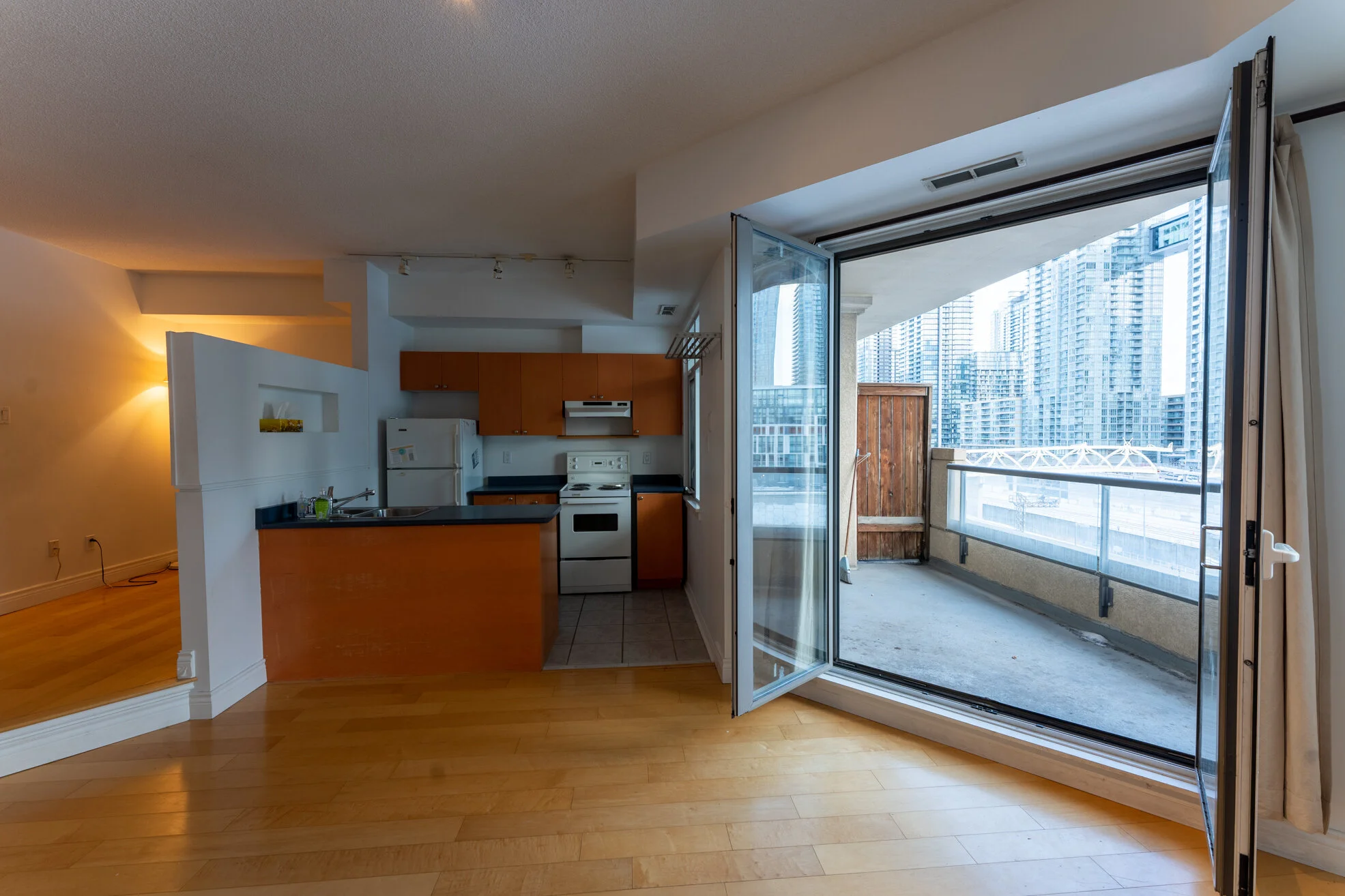 LEASED: 550 Front St W #407