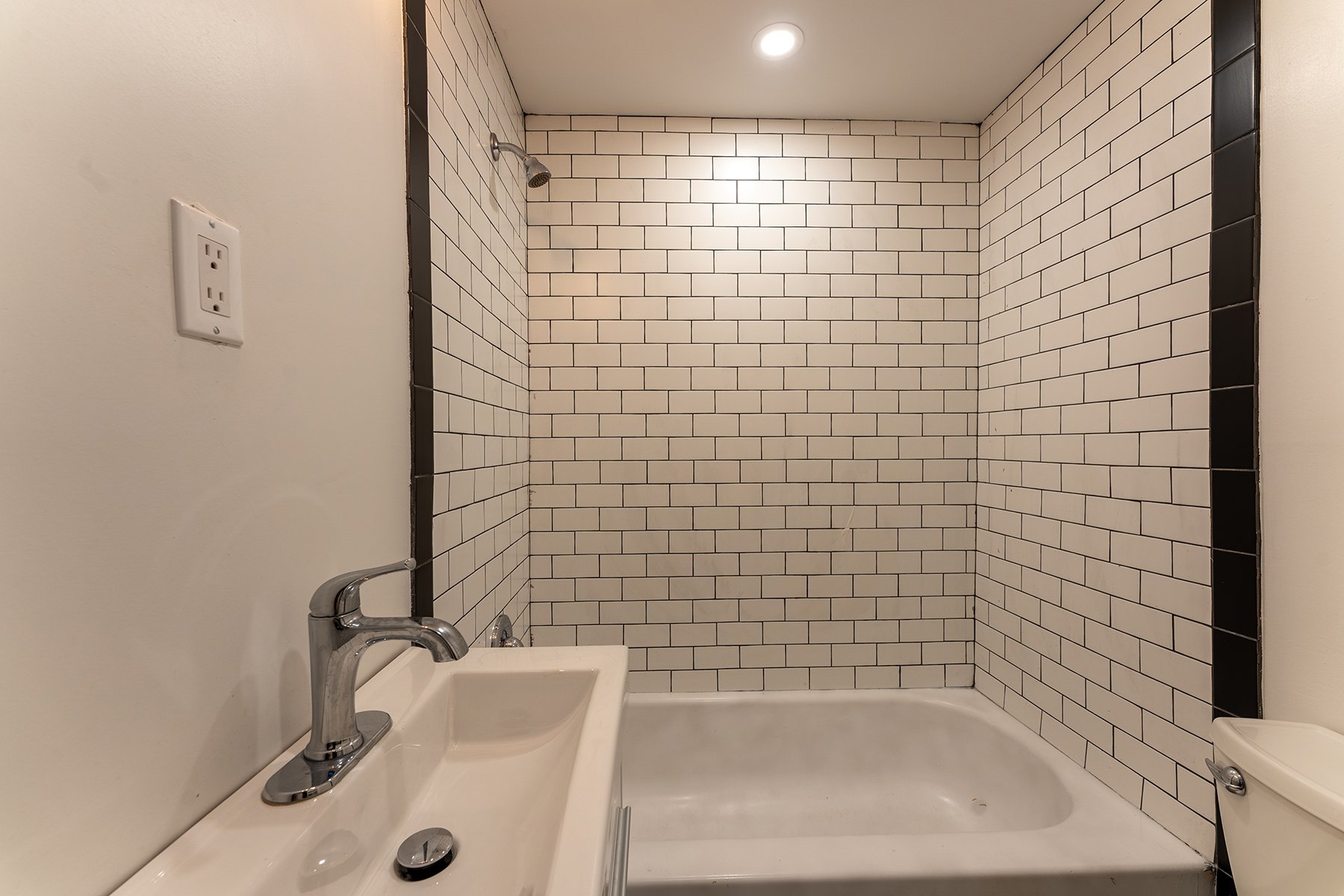 03 - Bathroom - DSC09765-HDR - Smaller.jpg